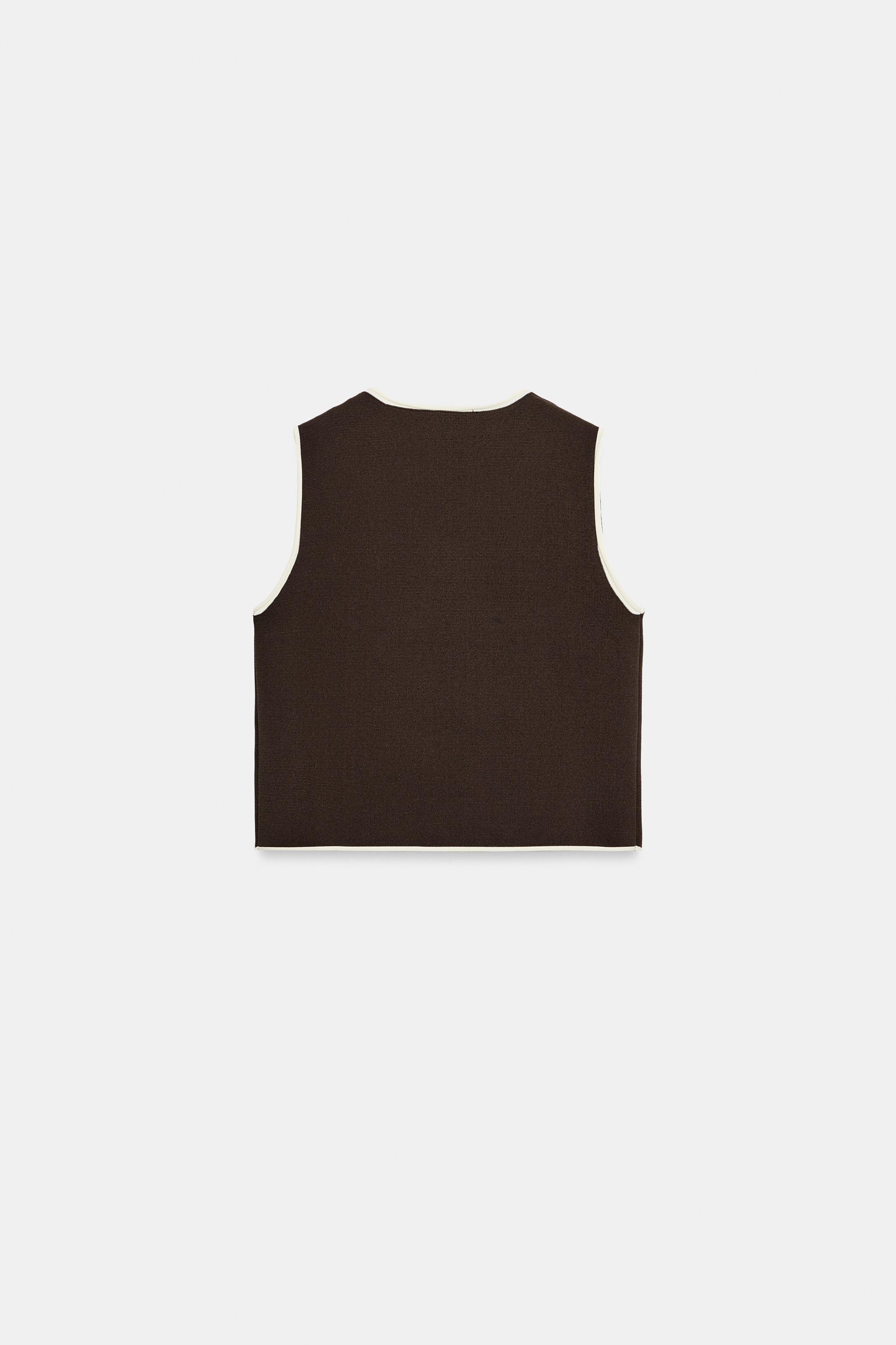 TOP EN MAILLE À BOUTONS ET CONTRASTE